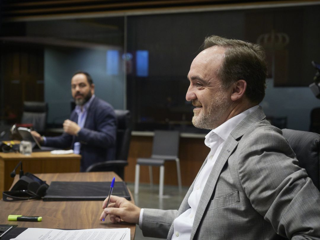 El portavoz de Navarra Suma, Javier Esparza, en primer plano, y tras él el portavoz del PSN, Ramón Alzórriz, en la Mesa y Junta de Portavoces del Parlamento de Navarra El portavoz de Navarra Suma, Javier Esparza, en primer plano, y tras él el portavoz del PSN, Ramón Alzórriz, en la Mesa y Junta de Portavoces del Parlamento de Navarra