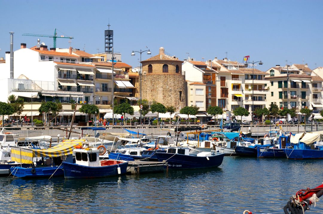 Cambrils está situado en el centro de la Costa Dorada y ofrece una ámplia oferta turística. Cambrils está situado en el centro de la Costa Dorada y ofrece una ámplia oferta turística.