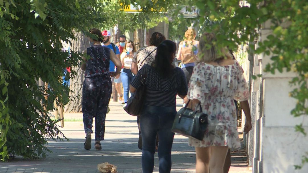 Los ciudadanos, protegidos con sus mascarillas, hacen frente al calor en las calles. Los ciudadanos, protegidos con sus mascarillas, hacen frente al calor en las calles.