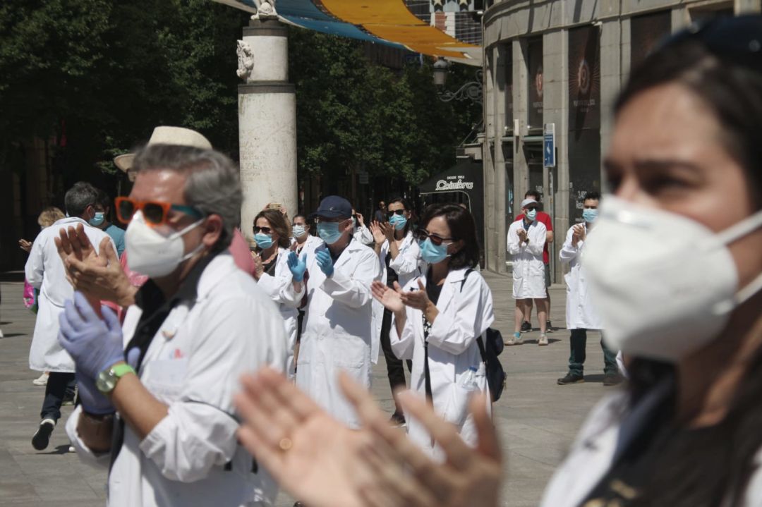 Los aplausos de los sanitarios continúan en buena parte también en verano. Los aplausos de los sanitarios continúan en buena parte también en verano.