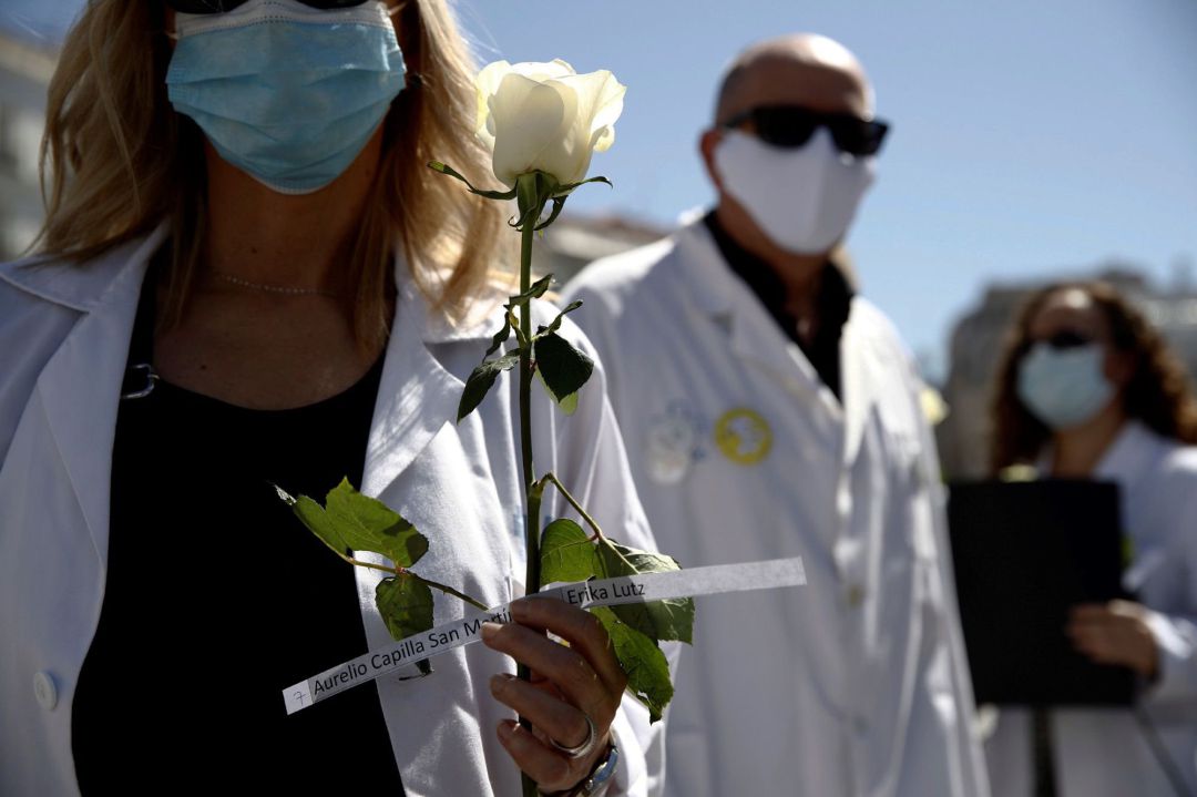 Los sanitarios también han homenajeado a sus compañeros fallecidos. Los sanitarios también han homenajeado a sus compañeros fallecidos.