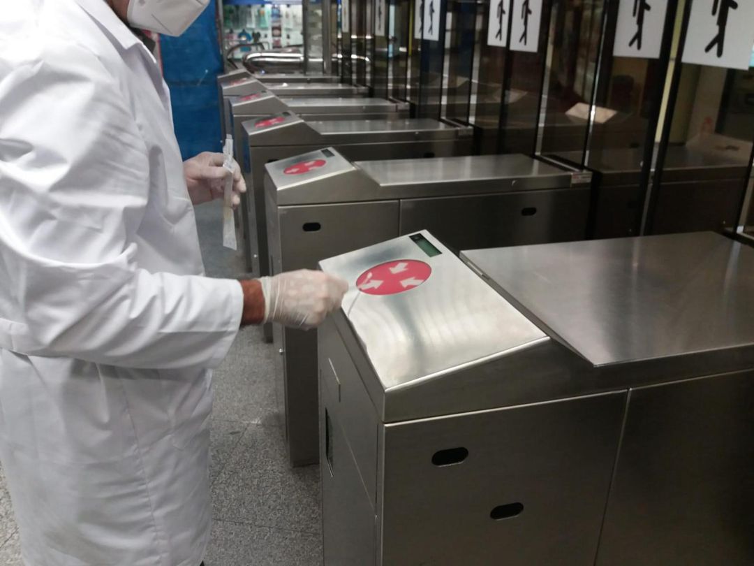 Los investigadores del CSIC tomaron muestras para detectar coronavirus en las zonas de más contacto de los usuarios. Los investigadores del CSIC tomaron muestras para detectar coronavirus en las zonas de más contacto de los usuarios.