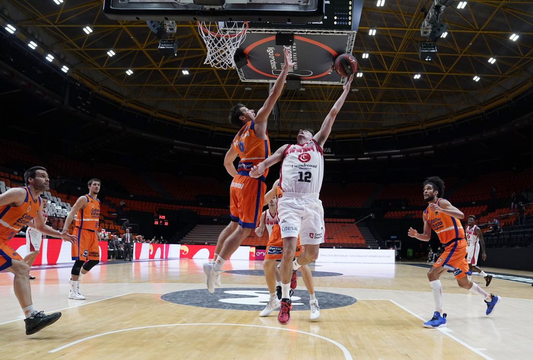 Carlos Alocén penetra a canasta en el último partido contra Valencia Basket Carlos Alocén penetra a canasta en el último partido contra Valencia Basket
