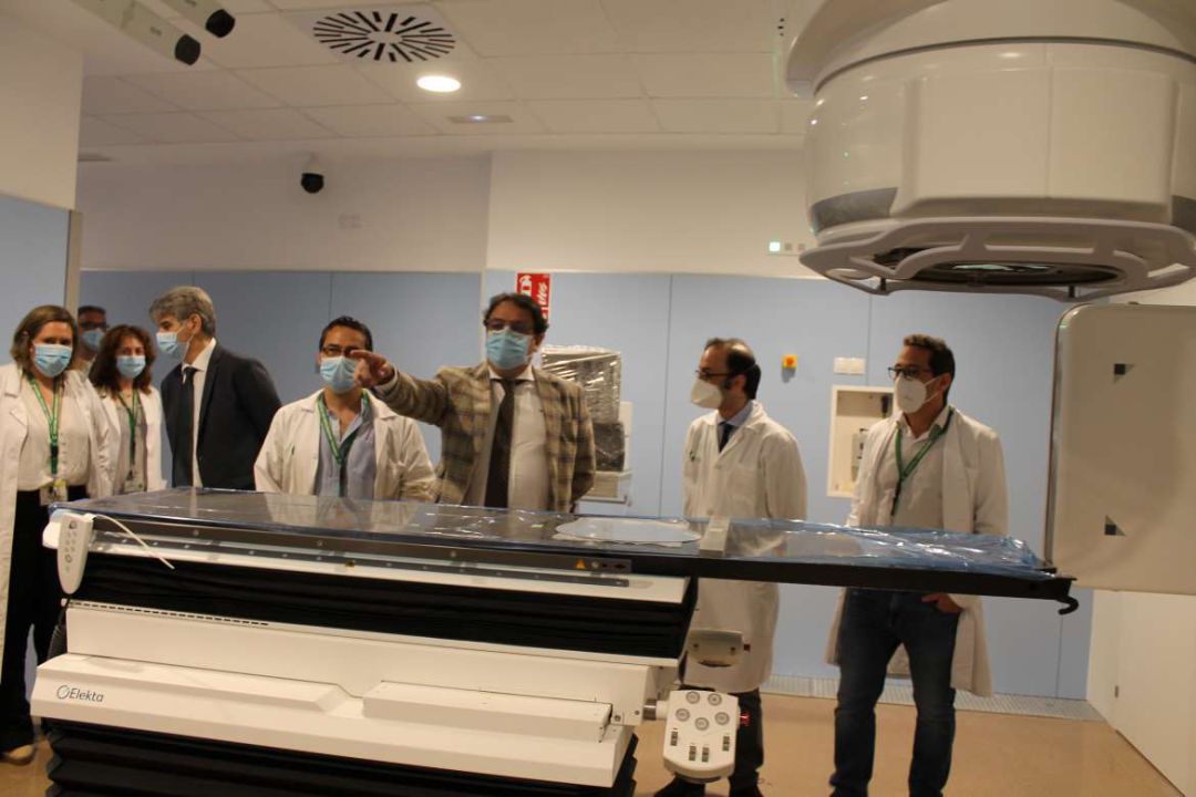 El consejero de sanida, José María Vergeles, en la visita al nuevo acelerador instalado en el Complejo Sanitario Universitario de Cáceres El consejero de sanida, José María Vergeles, en la visita al nuevo acelerador instalado en el Complejo Sanitario Universitario de Cáceres
