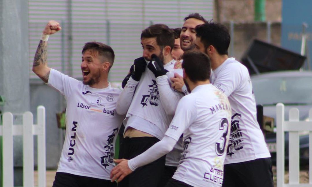 Jugadores celebran un gol Jugadores celebran un gol