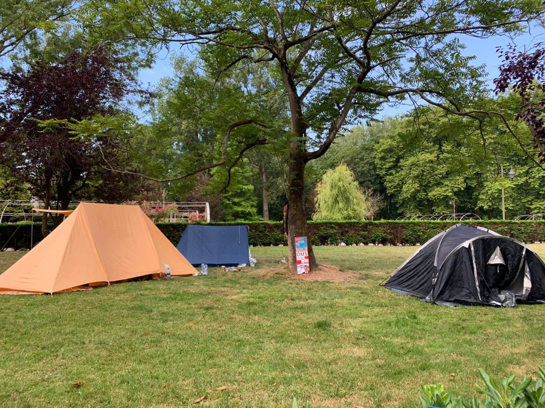 Miembros del movimiento acampados en el Parque Isabel La Católica. Miembros del movimiento acampados en el Parque Isabel La Católica.