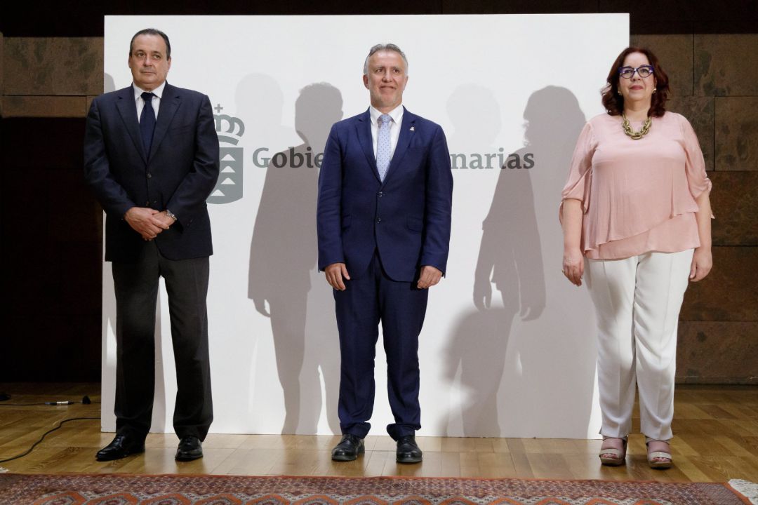 El presidente de Canarias, Ángel Víctor Torres (c), ha asistido esta tarde en Tenerife a la toma de posesión de los nuevos consejeros de Educación, Manuela Armas (d), y Sanidad, Blas Trujillo (i). El presidente de Canarias, Ángel Víctor Torres (c), ha asistido esta tarde en Tenerife a la toma de posesión de los nuevos consejeros de Educación, Manuela Armas (d), y Sanidad, Blas Trujillo (i).