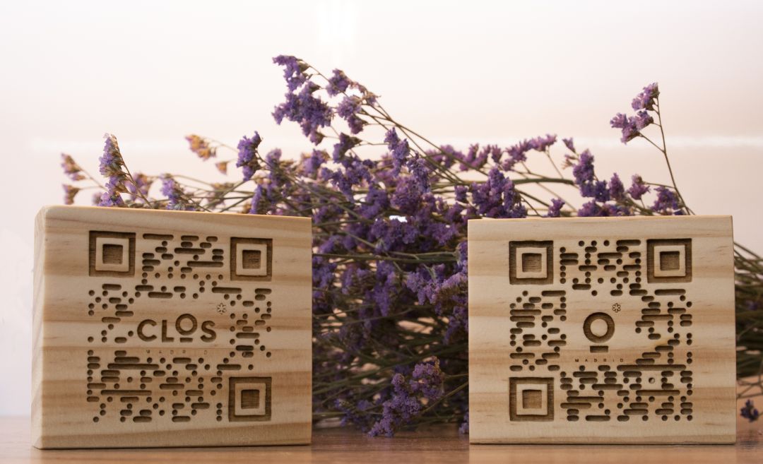 Carta de un restaurante con código QR en madera Carta de un restaurante con código QR en madera