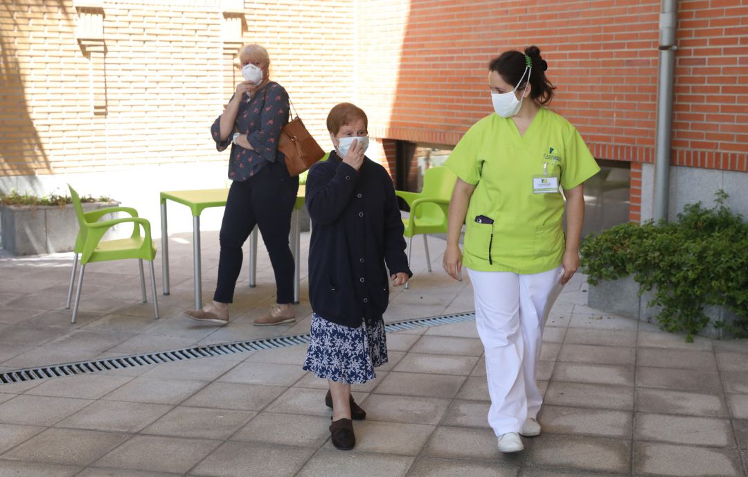 Imagen de una residencia de ancianos tras la visita de un familiar Imagen de una residencia de ancianos tras la visita de un familiar