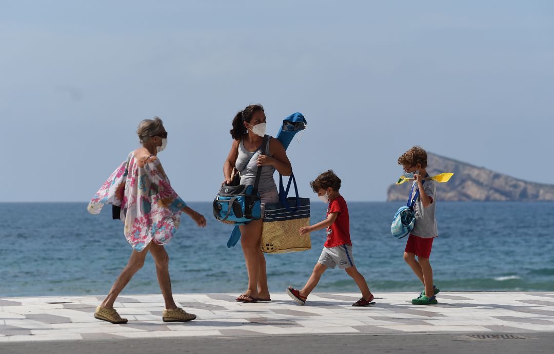 Una familia de camino a la playa en Benidorm Una familia de camino a la playa en Benidorm