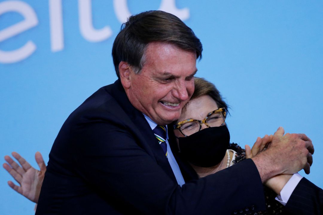 El presidente de Brasil, Jair Bolsonaro abraza a la ministra de Agricultura Tereza Cristina en un acto oficial el pasado 17 de junio El presidente de Brasil, Jair Bolsonaro abraza a la ministra de Agricultura Tereza Cristina en un acto oficial el pasado 17 de junio