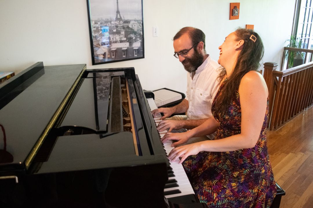 Manuel y María tocando juntos el piano en su casa de Boston Manuel y María tocando juntos el piano en su casa de Boston