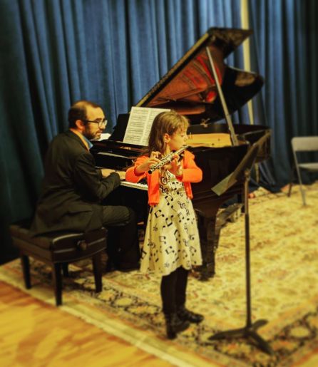 Manuel durante un concierto junto a su hija mayor Manuel durante un concierto junto a su hija mayor