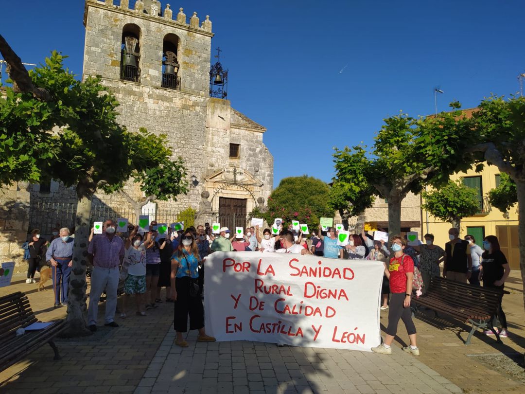 Varias decenas de vecinos de Fuentecén se manifiestan por la sanidad Varias decenas de vecinos de Fuentecén se manifiestan por la sanidad