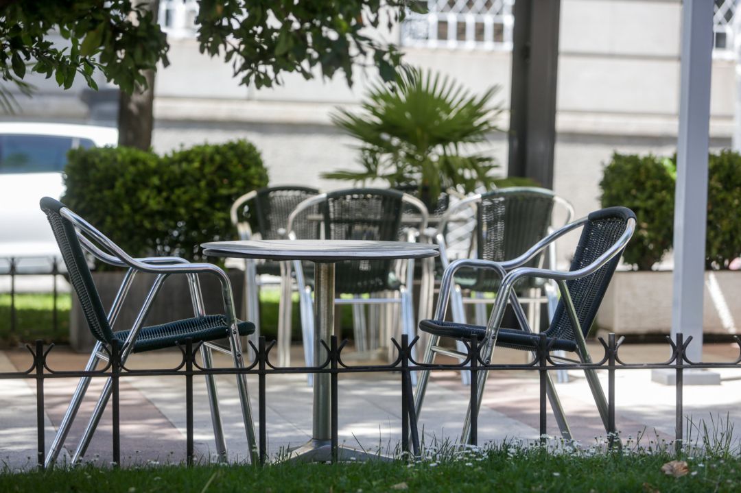 Mesa vacía en la terraza de un restaurante Mesa vacía en la terraza de un restaurante