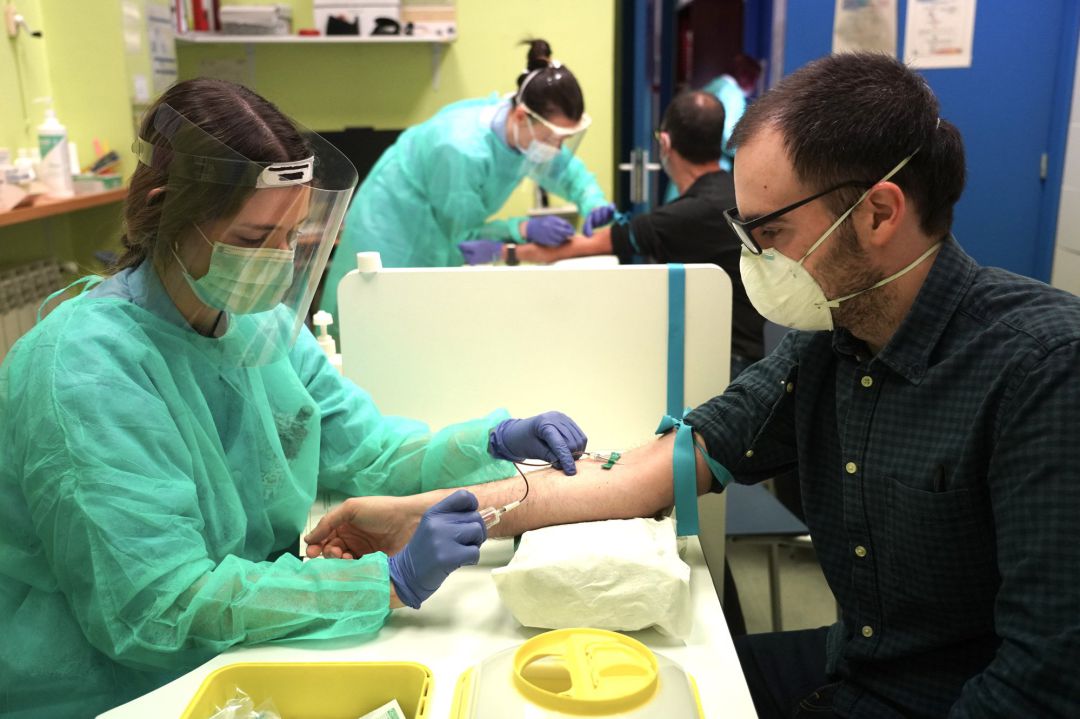 Desciende la edad media de contagiados de covid en Euskadi y se registran dos positivos en niños de corta edad Desciende la edad media de contagiados de covid en Euskadi y se registran dos positivos en niños de corta edad