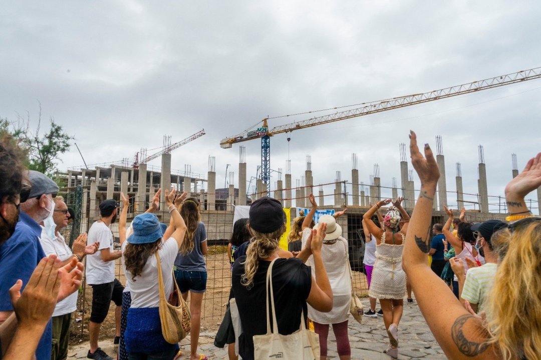 Manifestantes se concentran junto a las grúas donde se construye un hotel de lujo en La Tejita Manifestantes se concentran junto a las grúas donde se construye un hotel de lujo en La Tejita