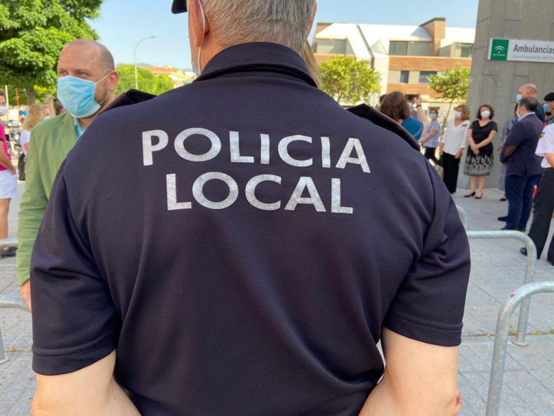 Un agente de la Policía Local, en el centro de salud Castilla del Pino, durante el Estado de Alarma Un agente de la Policía Local, en el centro de salud Castilla del Pino, durante el Estado de Alarma