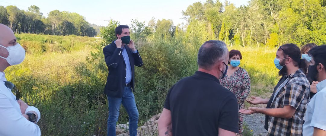 Pablo Arangüena con vecinos de A Gándara Pablo Arangüena con vecinos de A Gándara