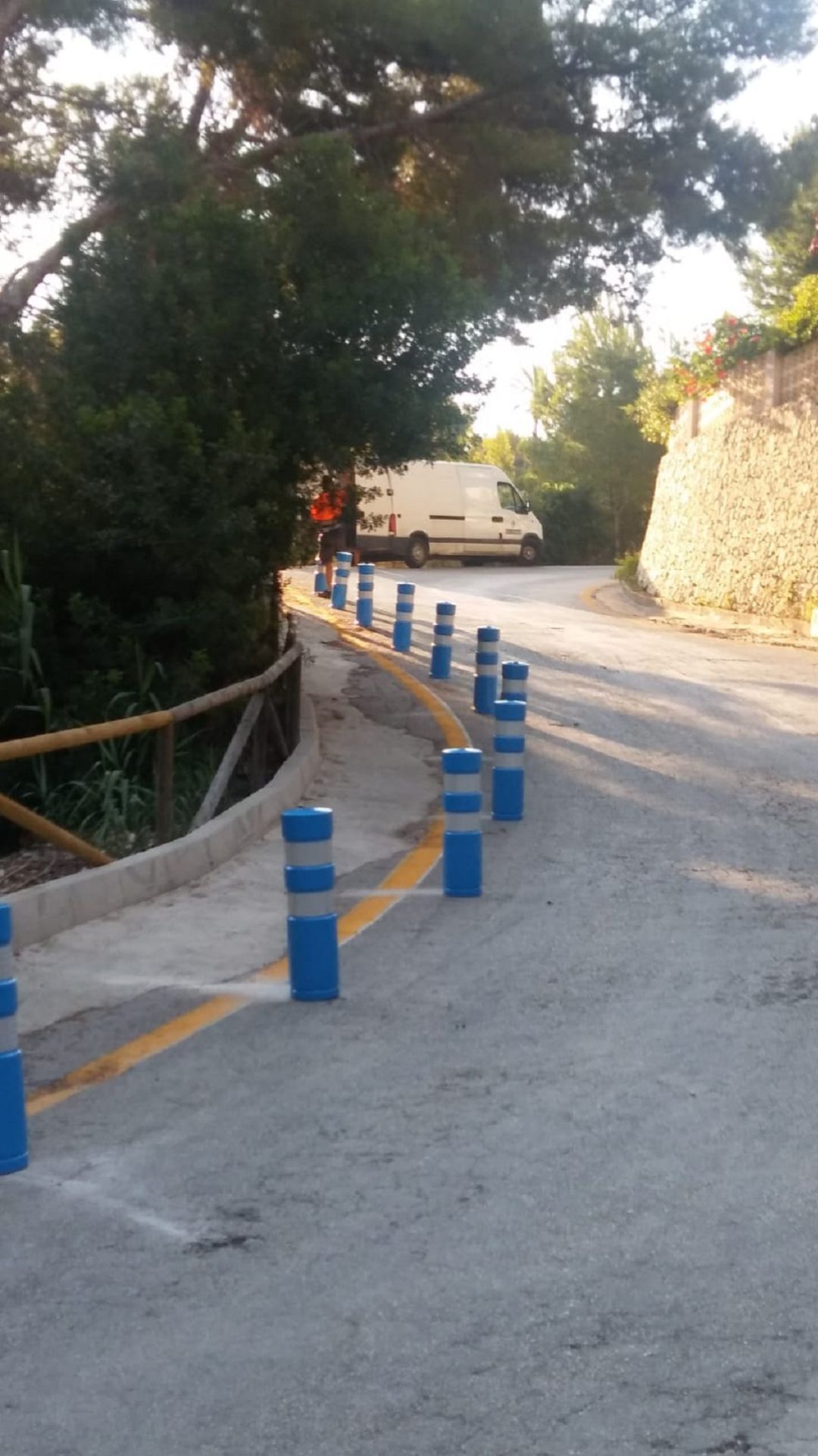 Imagen de archivo de agosto de 2018, con las medidas puestas por el Ayuntamiento de Xàbia para evitar el aparcamiento en la bajada a la Barraca. Imagen de archivo de agosto de 2018, con las medidas puestas por el Ayuntamiento de Xàbia para evitar el aparcamiento en la bajada a la Barraca.