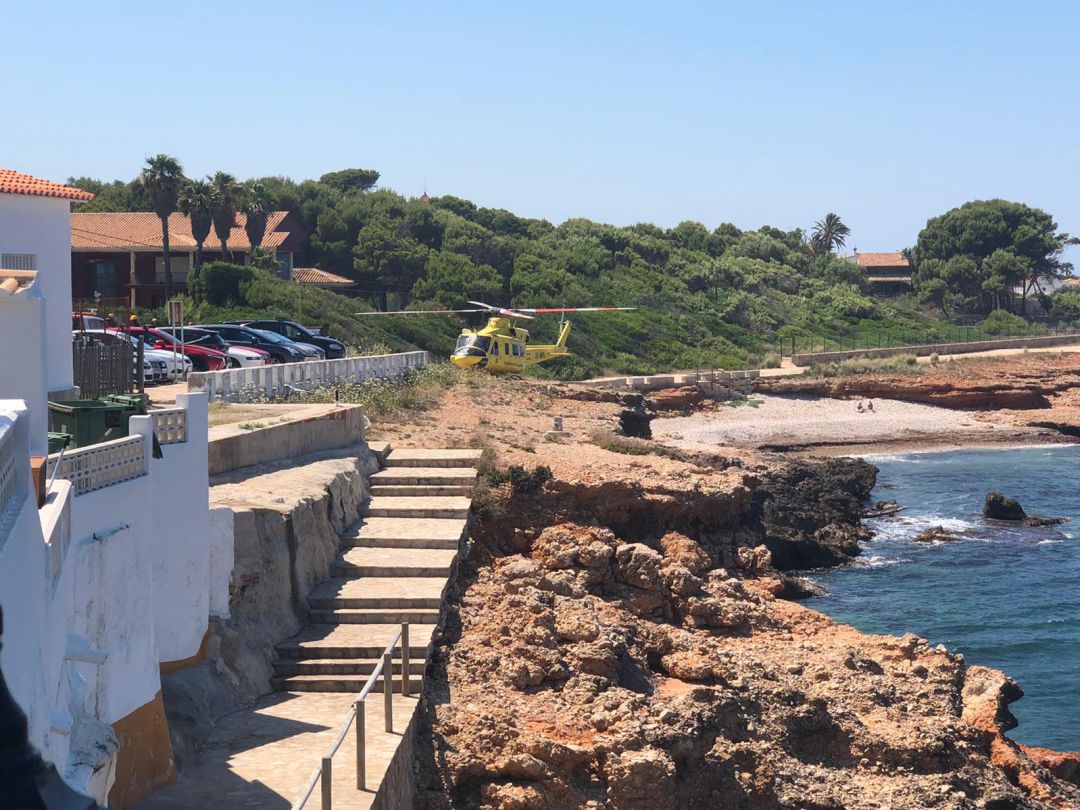 Helicóptero de rescate junto al aparcamiento del restaurante Mena, en Les Rotes Helicóptero de rescate junto al aparcamiento del restaurante Mena, en Les Rotes