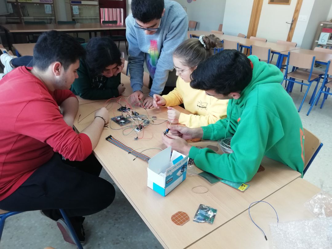 Alumnos del IES Hiponova de Montefrío (Granada) construyen su prototipo de satélite para un concurso de la ESA Alumnos del IES Hiponova de Montefrío (Granada) construyen su prototipo de satélite para un concurso de la ESA