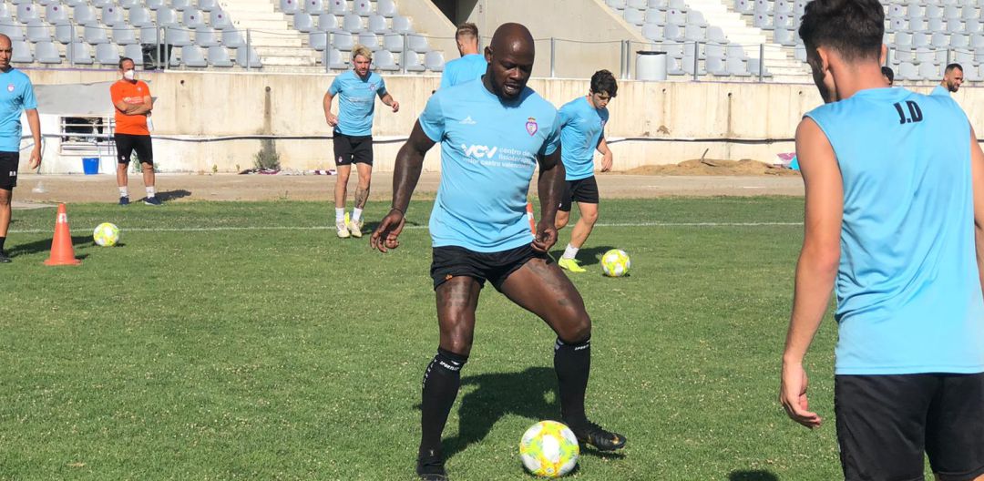 Emaná toca balón en el entrenamientode este martes en La Victoria. Emaná toca balón en el entrenamientode este martes en La Victoria.