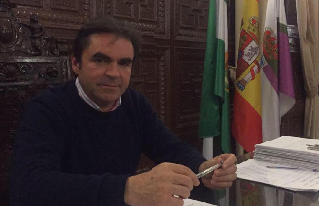 El alcalde de Porcuna, Miguel Moreno, en su despacho de alcaldía. El alcalde de Porcuna, Miguel Moreno, en su despacho de alcaldía.
