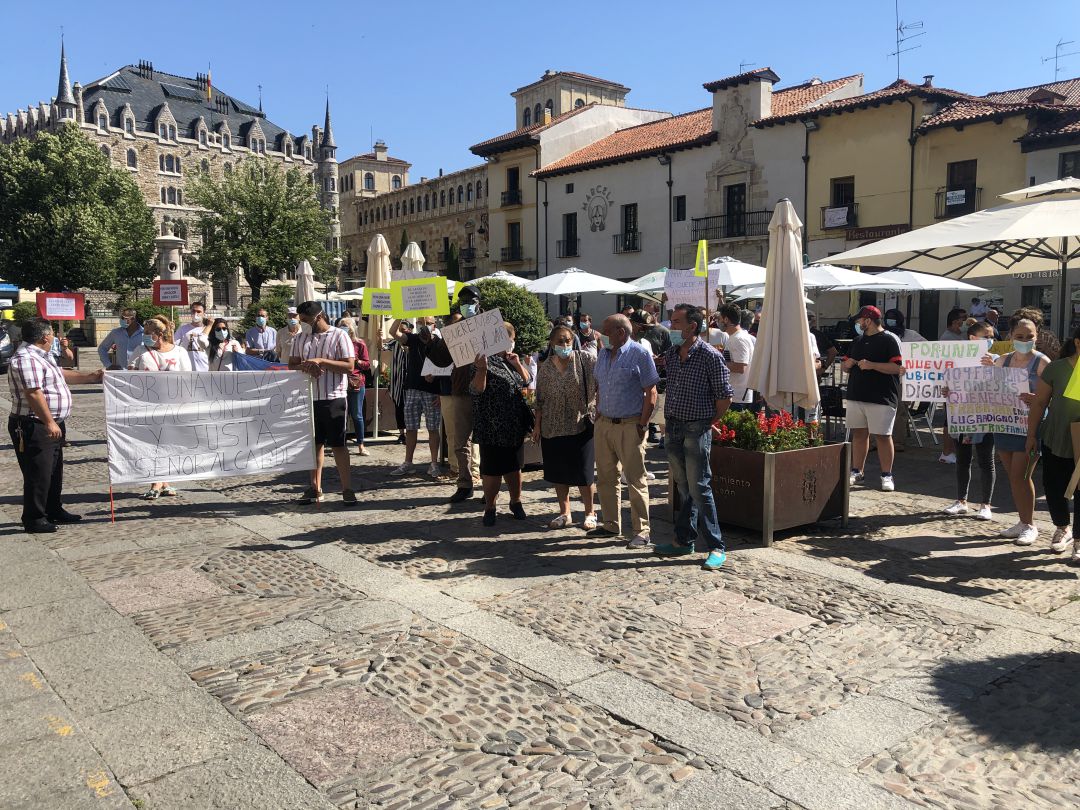 Concentración de varios vendedores del Mercado de Colón frente al Ayuntamiento Concentración de varios vendedores del Mercado de Colón frente al Ayuntamiento
