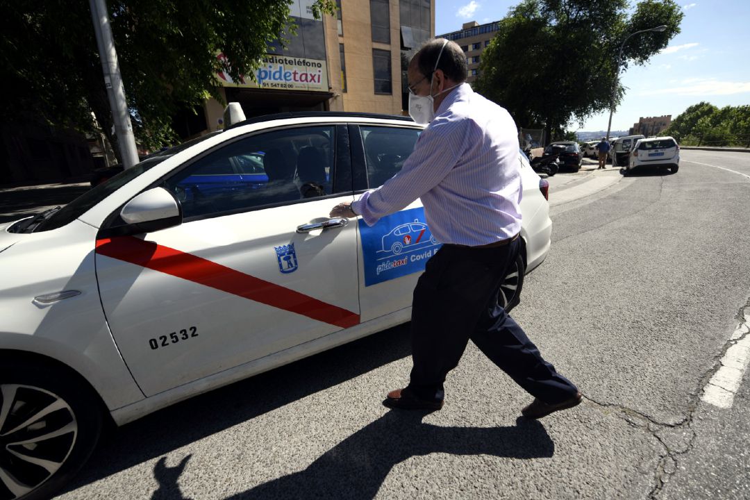 Un taxi estacionado en una calle de la capital Un taxi estacionado en una calle de la capital