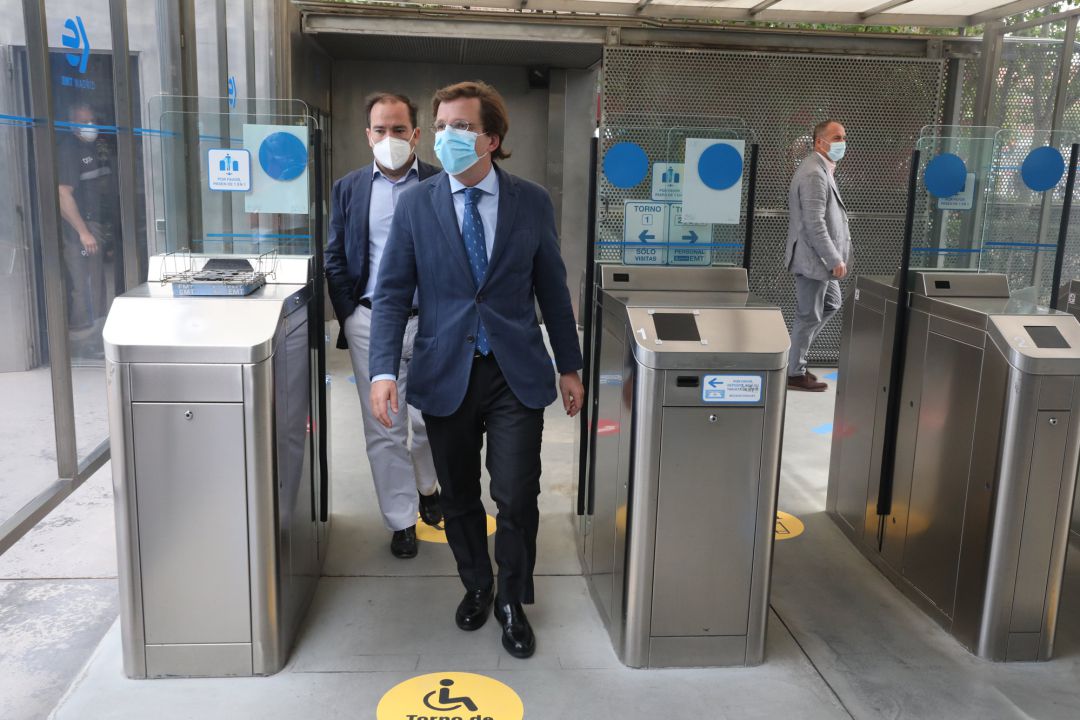 El alcalde de la capital, José Luis Martínez-Almeida junto al delegado de Medio Ambiente y Movilidad, Borja Carabante, en su visita al nuevo Centro de Control de la EMT la pasada semana El alcalde de la capital, José Luis Martínez-Almeida junto al delegado de Medio Ambiente y Movilidad, Borja Carabante, en su visita al nuevo Centro de Control de la EMT la pasada semana