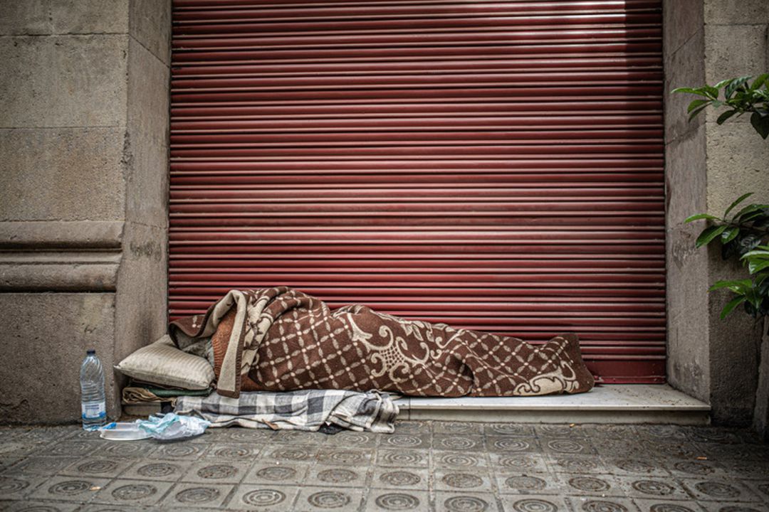 Imagen de archivo de una persona durmiendo en la calle Imagen de archivo de una persona durmiendo en la calle