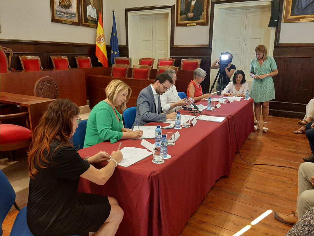 L'acord el signen tots els partits del consistori i els empresaris del port de Maó. L'acord el signen tots els partits del consistori i els empresaris del port de Maó.