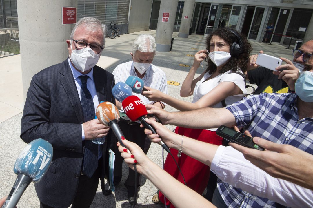 El expresidente del Gobierno murciano, Ramón Luis Valcárcel, responde a los medios a su salida del Tribunal Superior de Justicia de la Región de Murcia donde ha acudido para declarar en calidad de investigado sobre las presuntas irregularidades cometidas en la construcción de la desaladora de Escombreras El expresidente del Gobierno murciano, Ramón Luis Valcárcel, responde a los medios a su salida del Tribunal Superior de Justicia de la Región de Murcia donde ha acudido para declarar en calidad de investigado sobre las presuntas irregularidades cometidas en la construcción de la desaladora de Escombreras