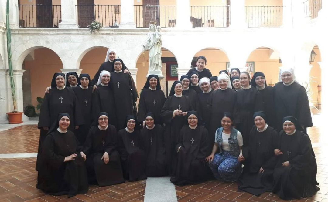 Una representación de la congregación de las Carmelitas Samaritanas durante una visita al Santuario de El Henar Una representación de la congregación de las Carmelitas Samaritanas durante una visita al Santuario de El Henar