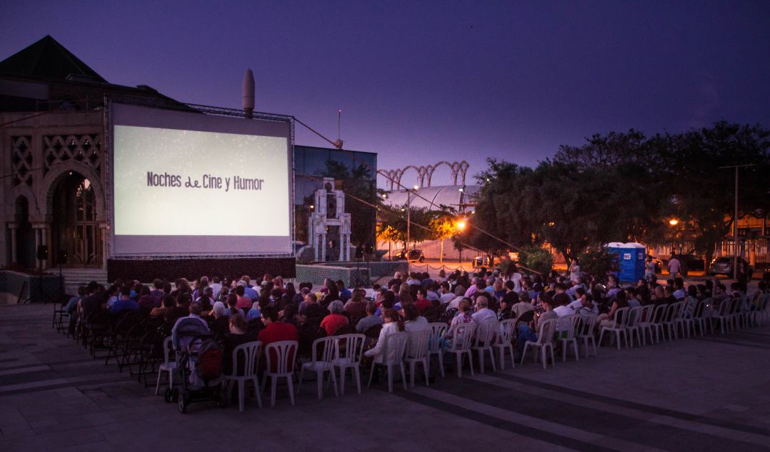 Imagen de archivo del cine del verano en los Jardines Andalusíes del Pabellón Hassan II, sede de la Fundación Tres Culturas Imagen de archivo del cine del verano en los Jardines Andalusíes del Pabellón Hassan II, sede de la Fundación Tres Culturas
