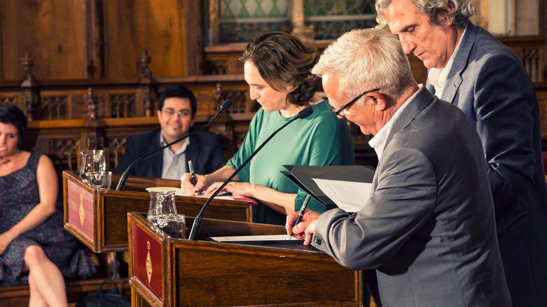 La alcaldesa de Barcelona, Ada Colau, junto al alcalde de València, Joan Ribó, firmando un manifiesto conjunto en defensa del Corredor Mediterráneo en el año 2017. La alcaldesa de Barcelona, Ada Colau, junto al alcalde de València, Joan Ribó, firmando un manifiesto conjunto en defensa del Corredor Mediterráneo en el año 2017.