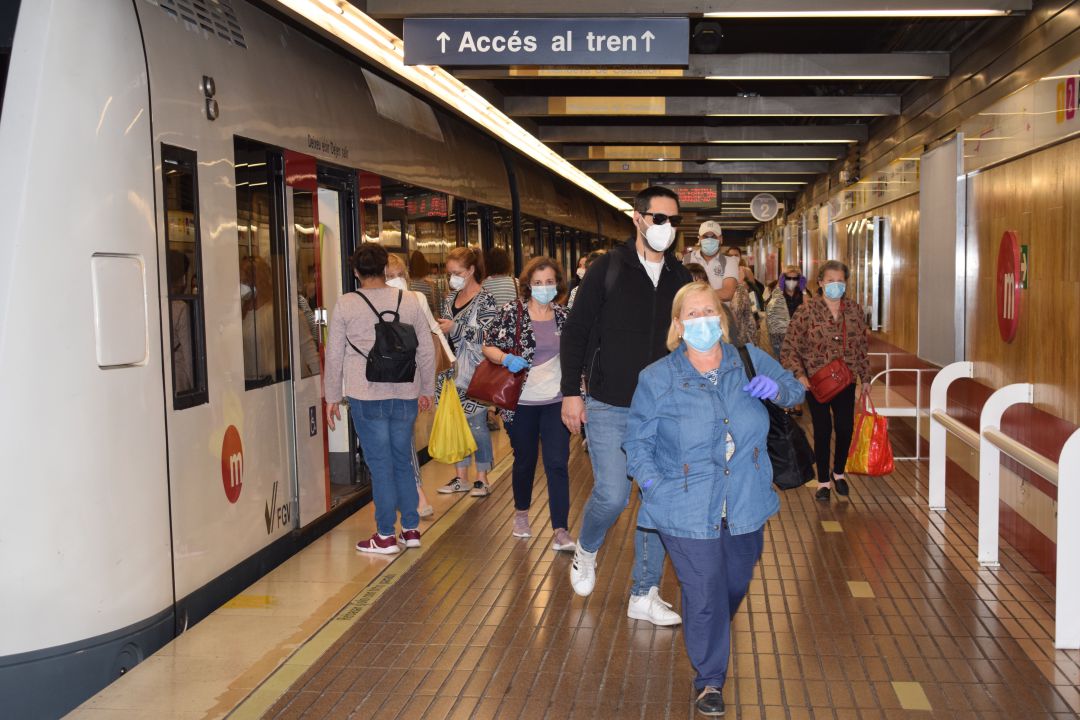 Los viajeros de Metrovalencia y del resto del transporte público en España están obligados a llevar mascarilla. Los viajeros de Metrovalencia y del resto del transporte público en España están obligados a llevar mascarilla.