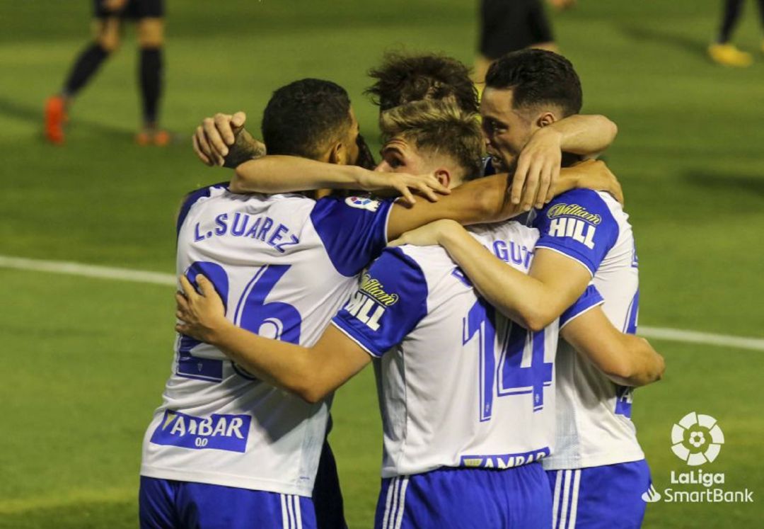 Los jugadores del Real Zaragoza celebran el primer tanto de Raúl Guti Los jugadores del Real Zaragoza celebran el primer tanto de Raúl Guti