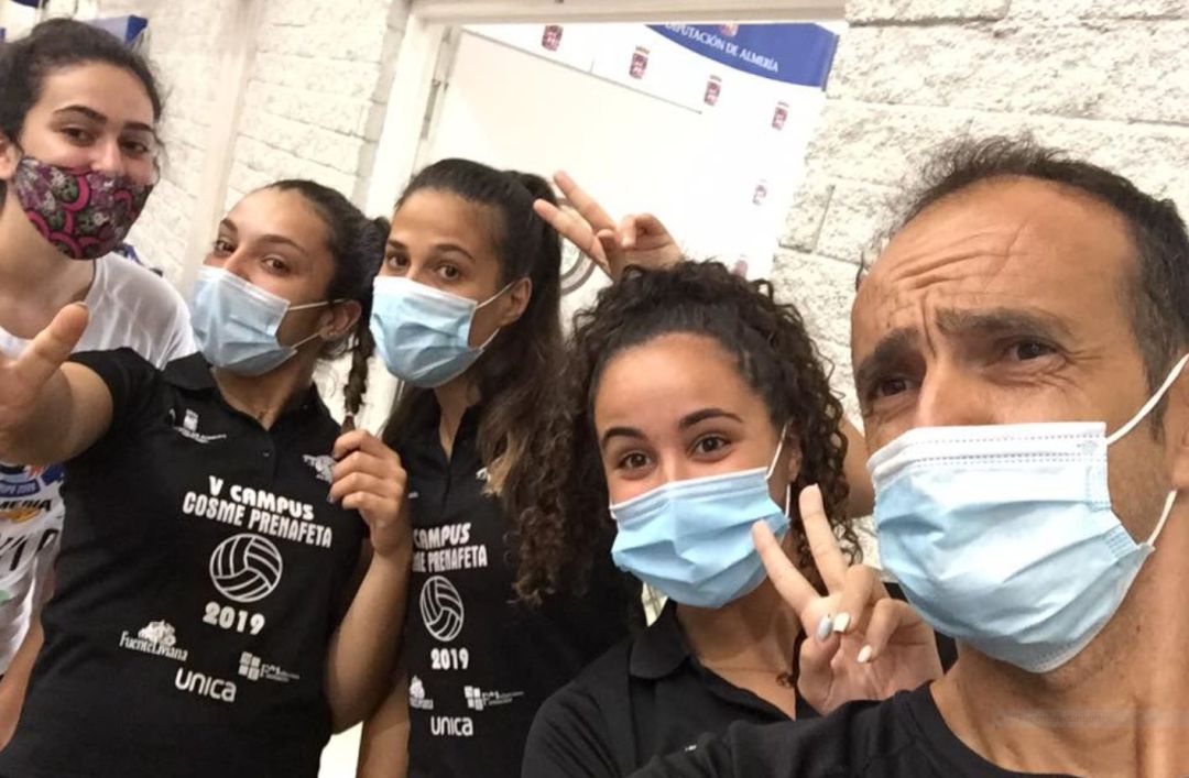 Cosme Prenafeta con las alumnas del V Campus de voleibol. Cosme Prenafeta con las alumnas del V Campus de voleibol.