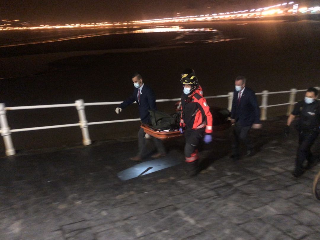 El cuerpo sin vida transportado desde la playa. El cuerpo sin vida transportado desde la playa.