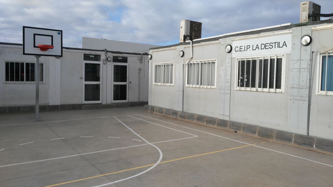 Aulas modulares conocidas como "barracones" en el CEIP La Destila en Lanzarote Aulas modulares conocidas como "barracones" en el CEIP La Destila en Lanzarote
