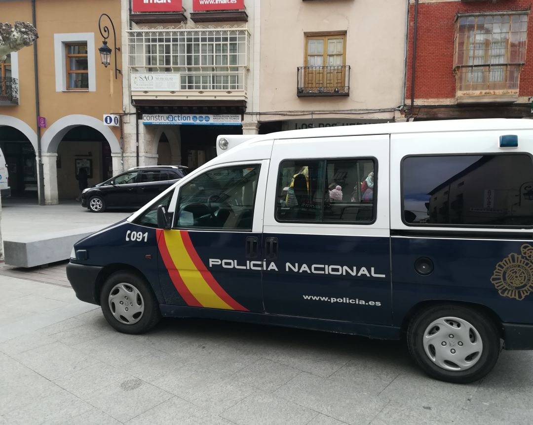 Imagen de archivo de una furgoneta de la Policía Nacional en el centro de Aranda Imagen de archivo de una furgoneta de la Policía Nacional en el centro de Aranda