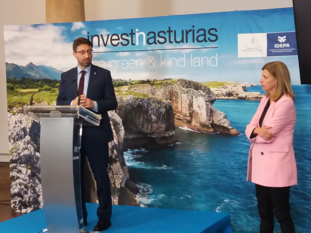 El Consejero de Industria, Empleo y Promoción Económica, Enrique Fernández, se dirige a los asistentes a la presentación de la Oficina de Atracción de Inversión, bajo la tenta mirada de la Directora General del IDEPA, Eva Pando El Consejero de Industria, Empleo y Promoción Económica, Enrique Fernández, se dirige a los asistentes a la presentación de la Oficina de Atracción de Inversión, bajo la tenta mirada de la Directora General del IDEPA, Eva Pando