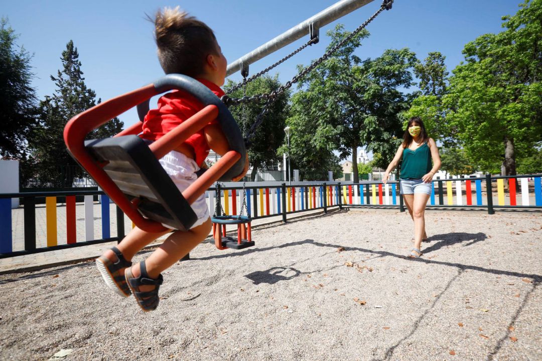 Una niña juega en uno de los 180 parques infantiles que el Ayuntamiento de Córdoba ha desinfectado y desprecintado desde ayer tras acabar el estado de alarma decretado por la crisis sanitaria de la COVID-19 y ya en la "nueva normalidad". Una niña juega en uno de los 180 parques infantiles que el Ayuntamiento de Córdoba ha desinfectado y desprecintado desde ayer tras acabar el estado de alarma decretado por la crisis sanitaria de la COVID-19 y ya en la "nueva normalidad".