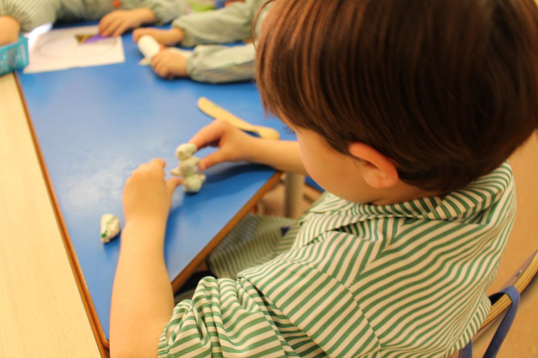 Un niño hace actividades en un aula
Un niño hace actividades en un aula