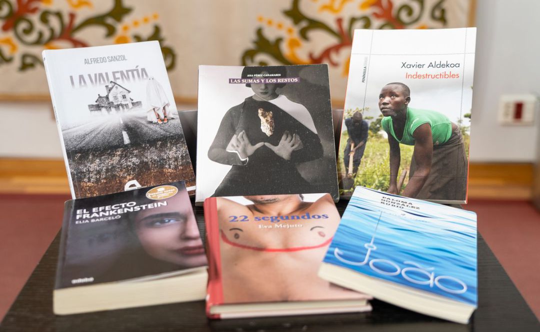 Las tres novelas finalistas de los Premios Mandarache (arriba) y las del Hache (abajo) Las tres novelas finalistas de los Premios Mandarache (arriba) y las del Hache (abajo)