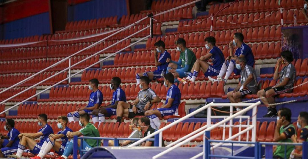 Los suplentes del Real Zaragoza, el lunes en el campo del Extremadura. Los suplentes del Real Zaragoza, el lunes en el campo del Extremadura.