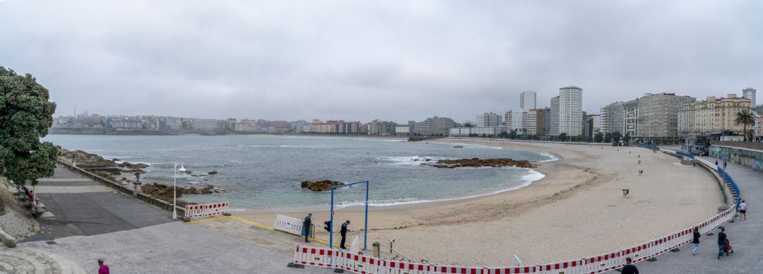 Playa de Riazor acordonada y vacía horas antes de la noite de San Xoán Playa de Riazor acordonada y vacía horas antes de la noite de San Xoán