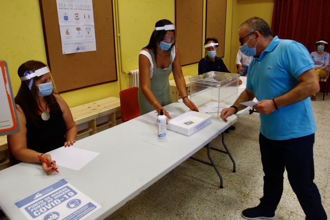 Un ciudadano deposita su voto en la urna durante un ensayo organizado por la Xunta de cara a las elecciones autonómicas del 12 de julio.
XUNTA
Un ciudadano deposita su voto en la urna durante un ensayo organizado por la Xunta de cara a las elecciones autonómicas del 12 de julio.
XUNTA
